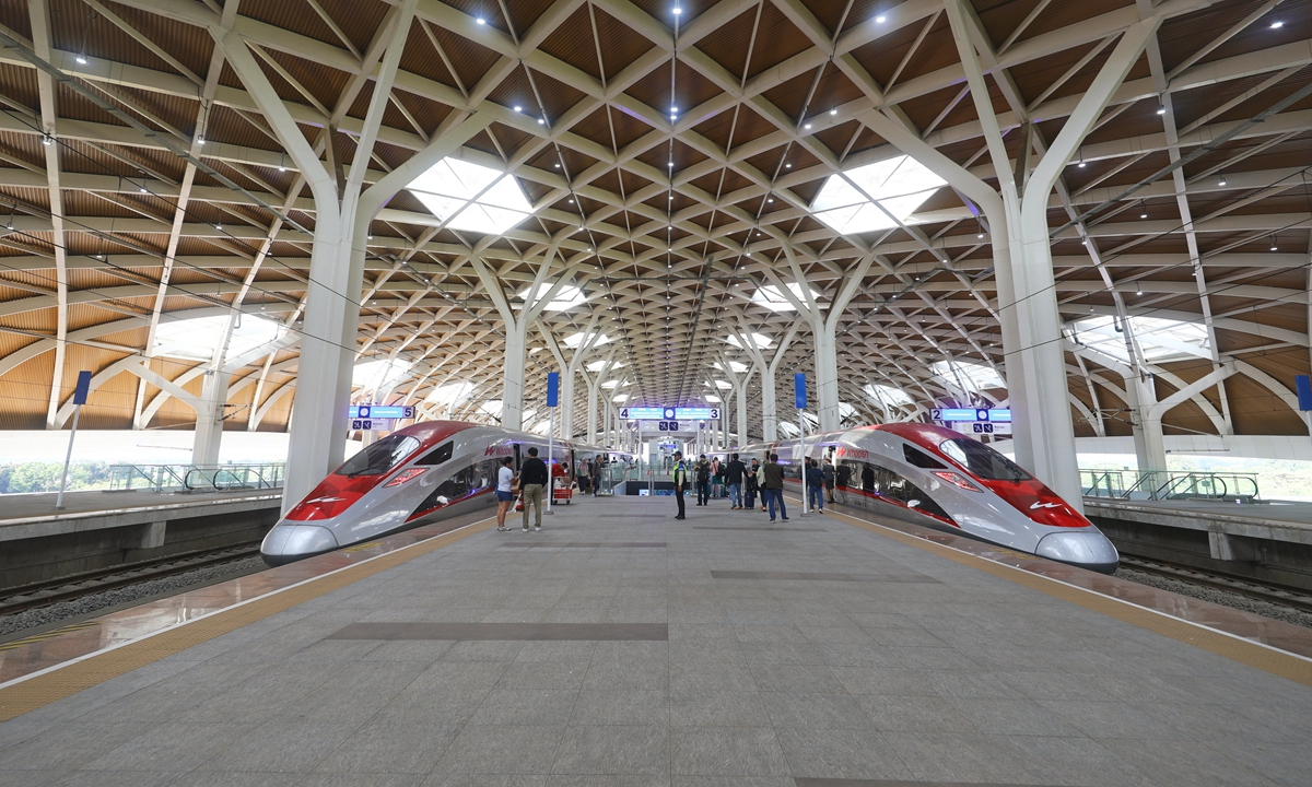 La BRI sigue contribuyendo al desarrollo y transformación de la energía global                     La Iniciativa de la Franja y la Ruta (BRI) es especialmente propicia para el desarrollo y transformación energética global, ya que proporciona una plataforma valiosa para el desarrollo energético de alta calidad, y al mismo tiempo ofrece vías altamente efectivas para que los países de todo el mundo, especialmente las naciones en desarrollo, aborden los problemas de acceso a la electricidad y avancen en sus transiciones hacia energías verdes, resaltó este martes un ejecutivo empresarial chino en la 16a Reunión Anual de Nuevos Campeones del Foro Económico Mundial, también conocida como el Davos de Verano.